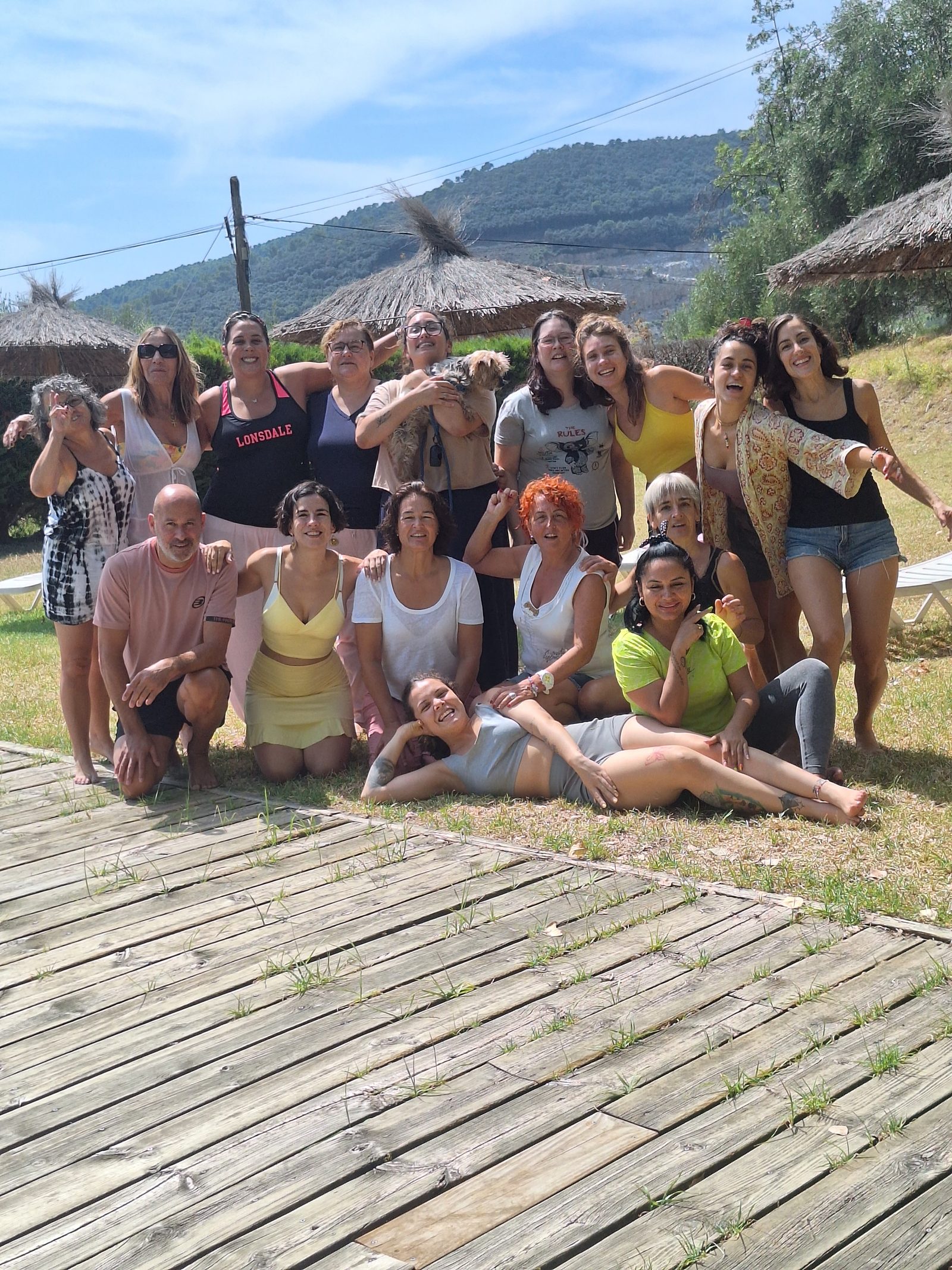 Grupo reunido en una terraza con montañas al fondo