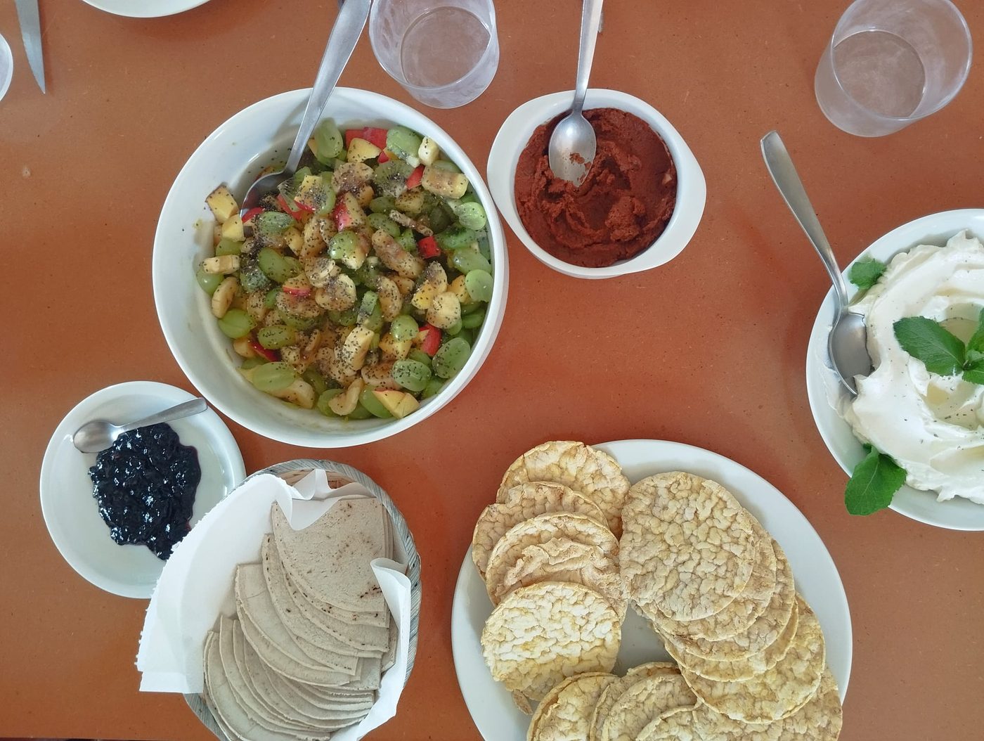 Mesa con alimentos saludables preparados para compartir