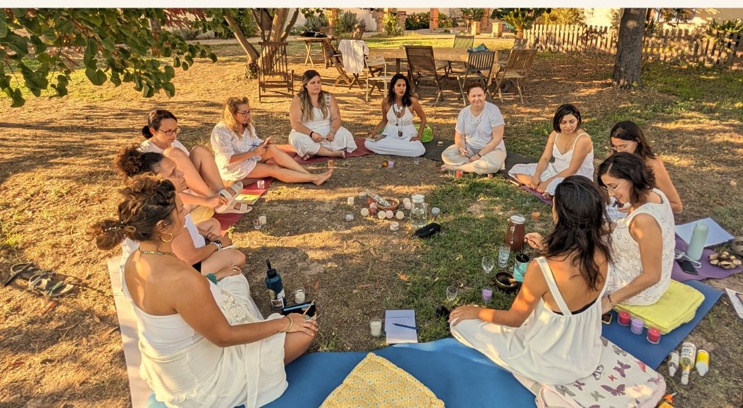 Círculo de palabra en un jardín al atardecer