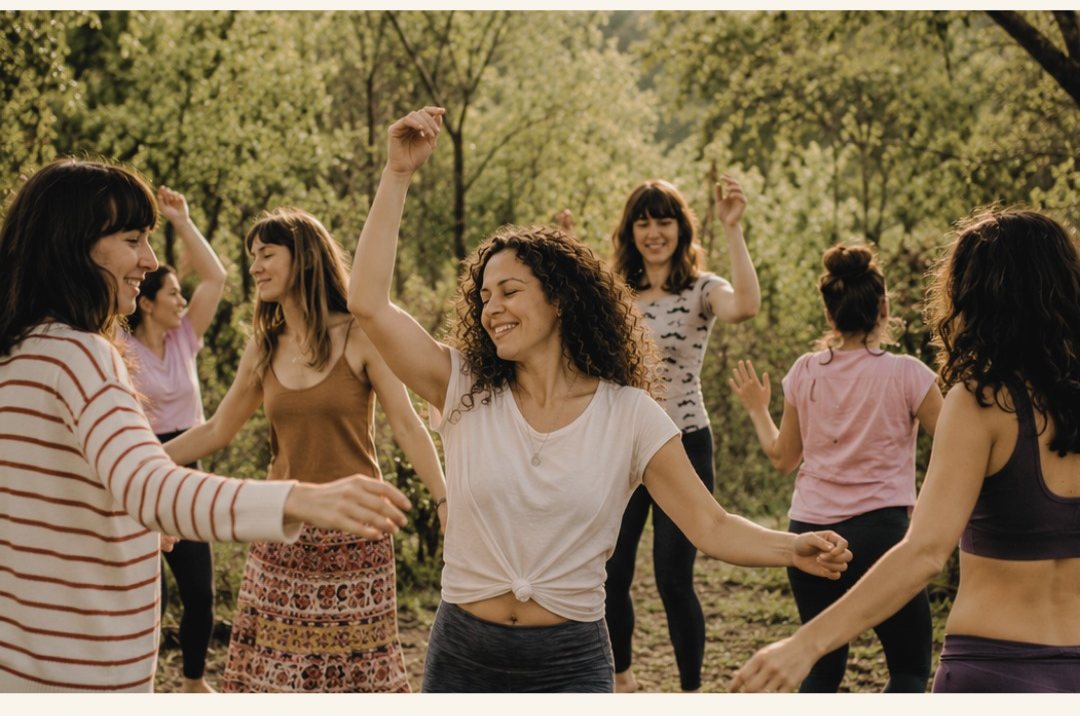 Mujeres bailando en un bosque durante una experiencia de conexión