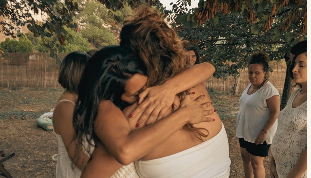 Abrazo de cierre durante una experiencia ReConecta