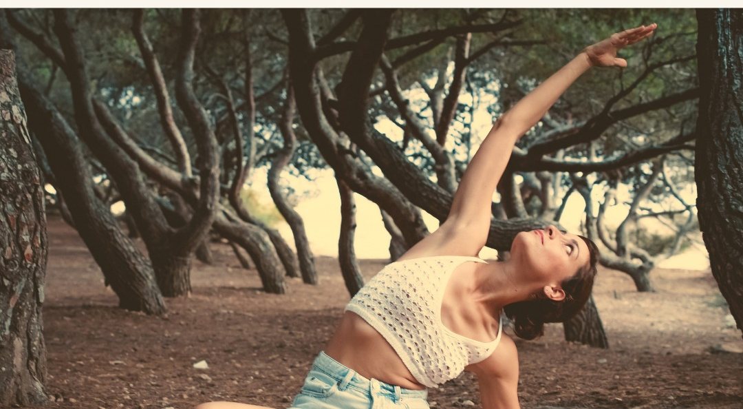 Práctica de yoga y movimiento consciente en el bosque